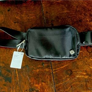 Lululemon Everywhere Belt Bag NWT